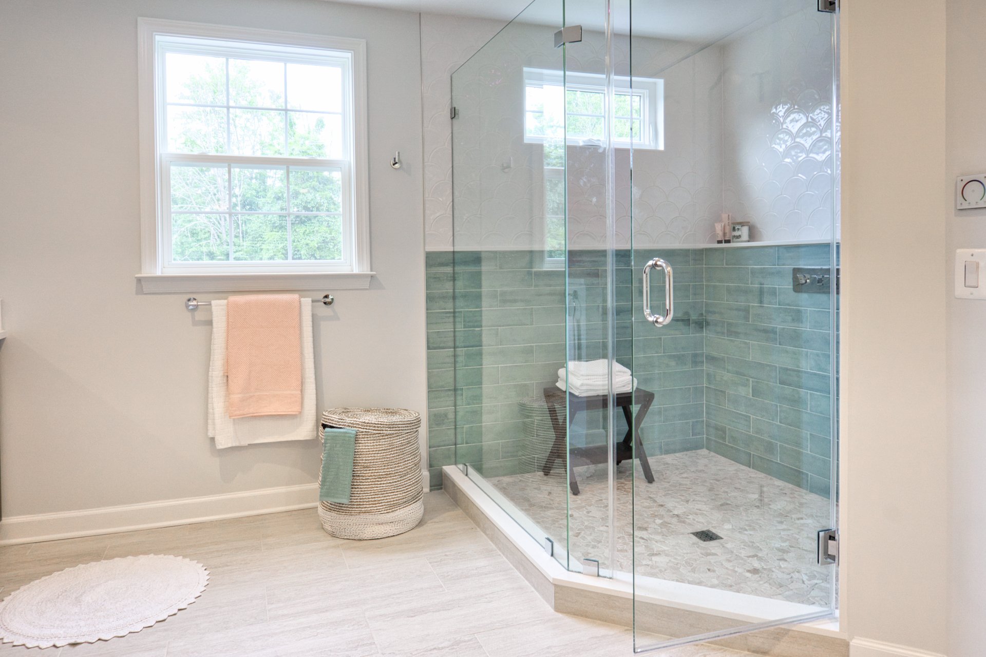 Baño moderno con cancel de cristal templado